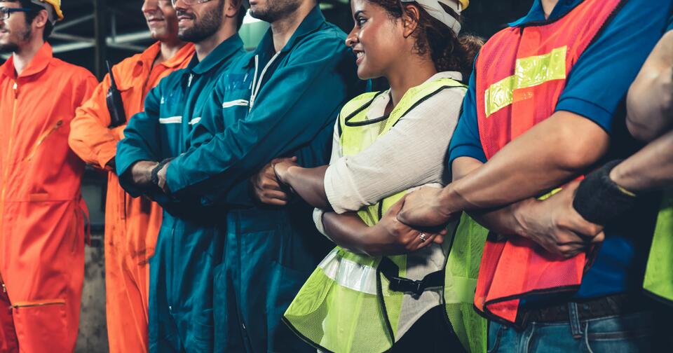 Poll: Working-class voters prefer progressives, moderate Republicans