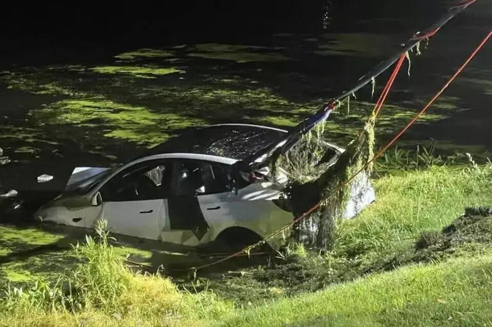‘I’m not a strong swimmer’ — Driver, 71, calls 911 after plunge into water, climbing through sunroof