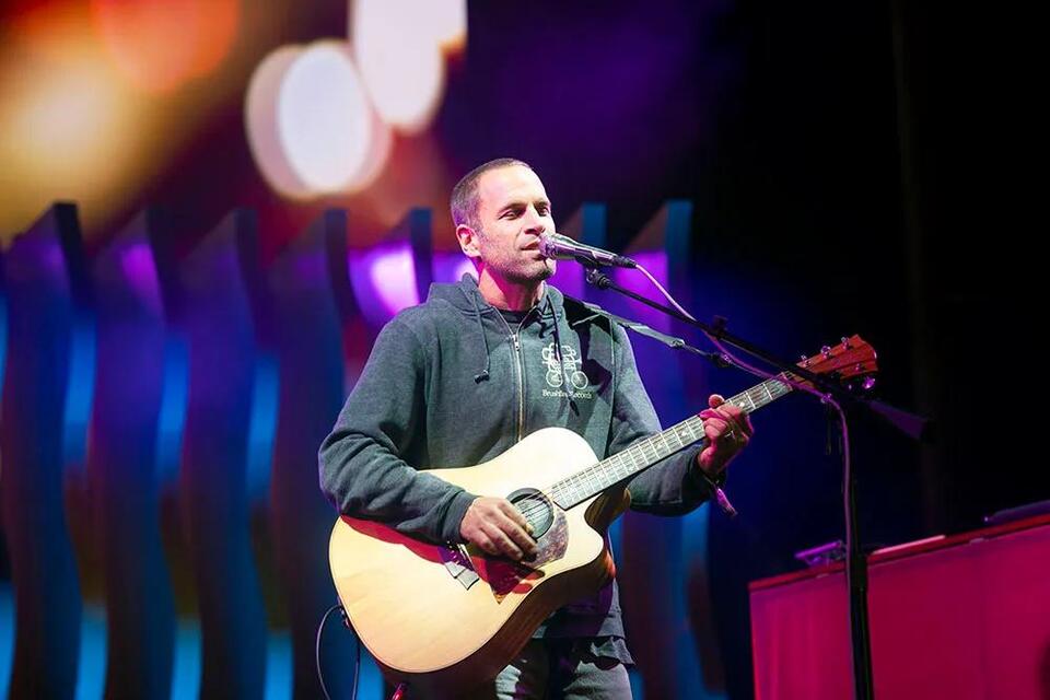 Surfin’ into the Bay Area, Jack Johnson rides into The Greek Theatre in ...