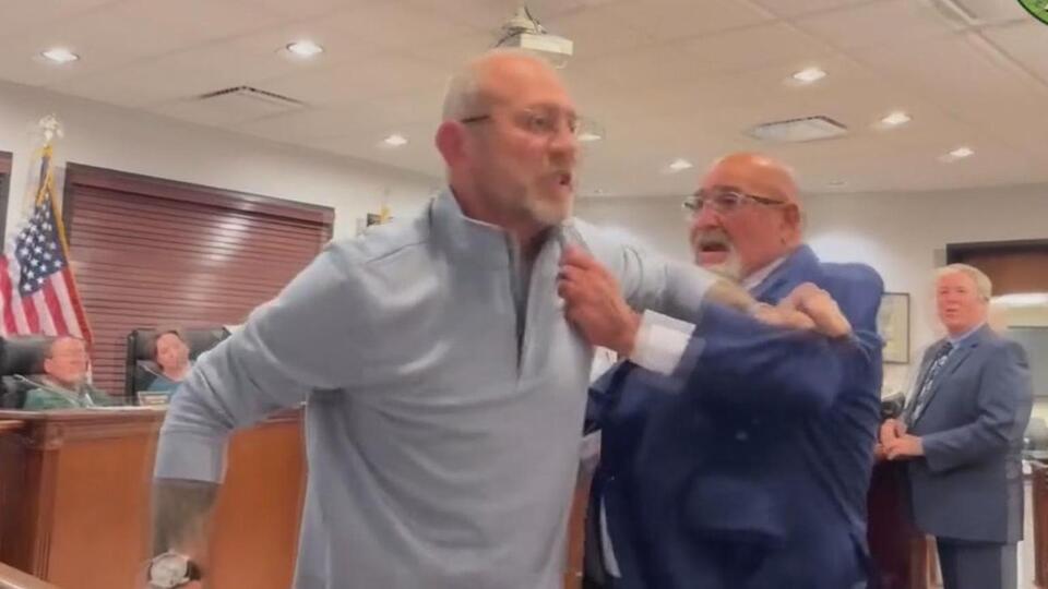 Mayor charges at resident during council meeting