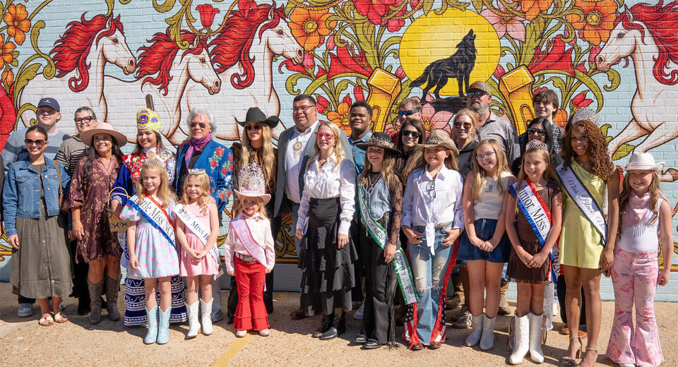 Lainey Wilson joins Marty Stuart for Mississippi mural in her honor ...