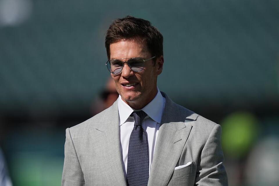 Tom Brady suddenly went silent during Eagles-Rams. Then he revealed ...
