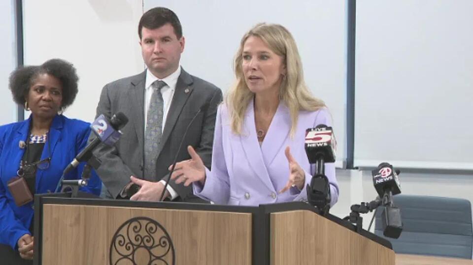 Charleston County schools board gives Superintendent Anita Huggins ...