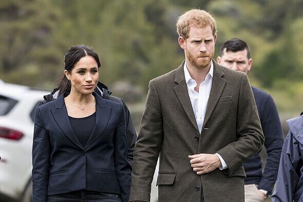 Harry and Meghan attempt 'casual' despite 'rigidity' and odd hand ...