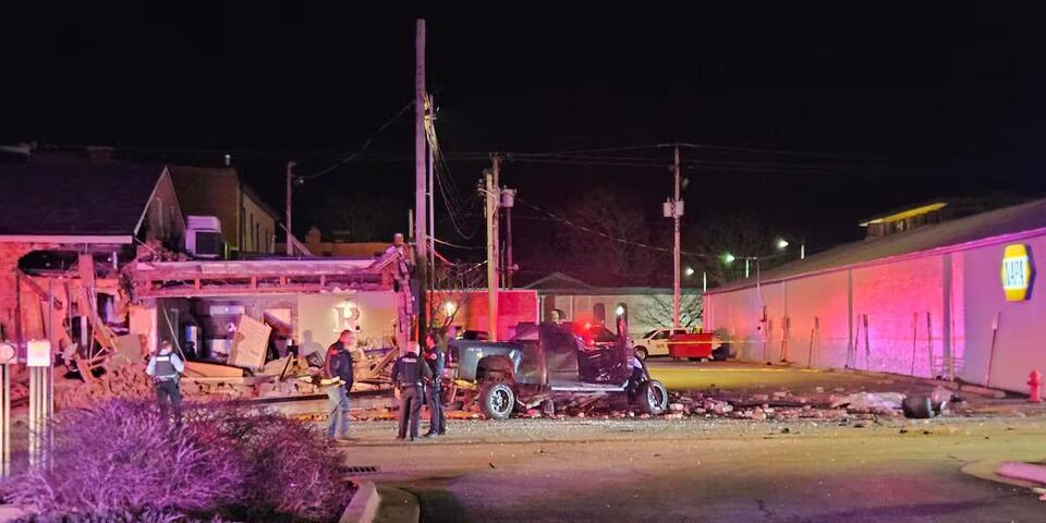 Driver dies after truck crashes into Edwardsville business - NewsBreak