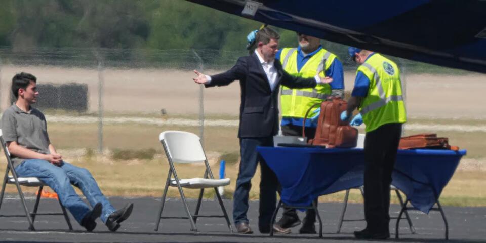 Abbott Orders Arrest Of TX Democrats Who Fled State - NewsBreak