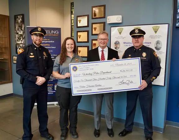 Treasurer pack presents more than 26 000 to wheeling police department