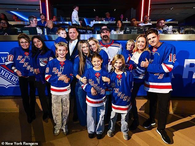 Sarah Palin reduced to tears by Rangers pregame tributes to late boyfriend Ron Duguay