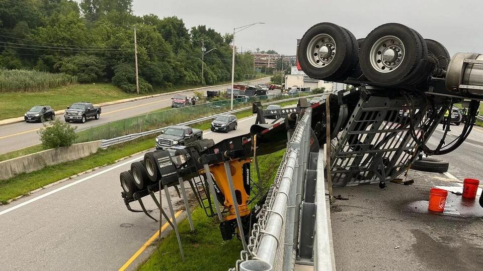 Tractor trailer hangs off overpass after crash on Interstate 293 in New ...