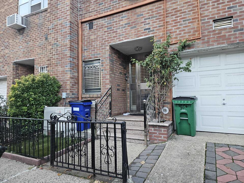 Queens man found dead after his mother's failed suicide attempt, police say