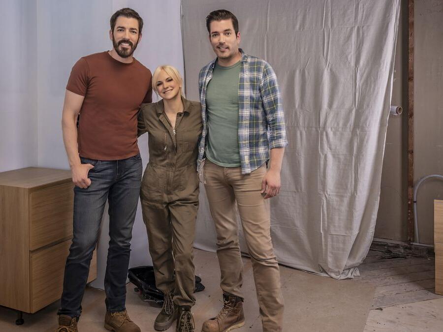 Anna Faris Surprises Her Best Friend With a Kitchen Renovation on