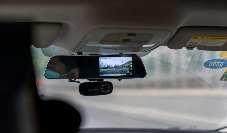 Woman who went viral for texting and driving is suing YouTube and Meta ...
