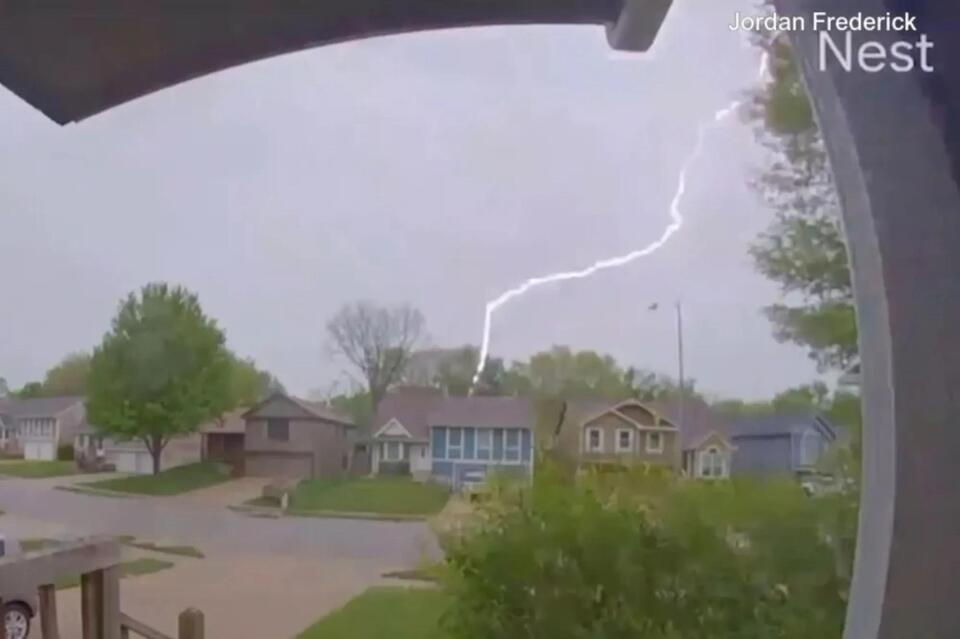 Striking video shows lightning bolt hit Kansas City home: ‘Sounded like ...