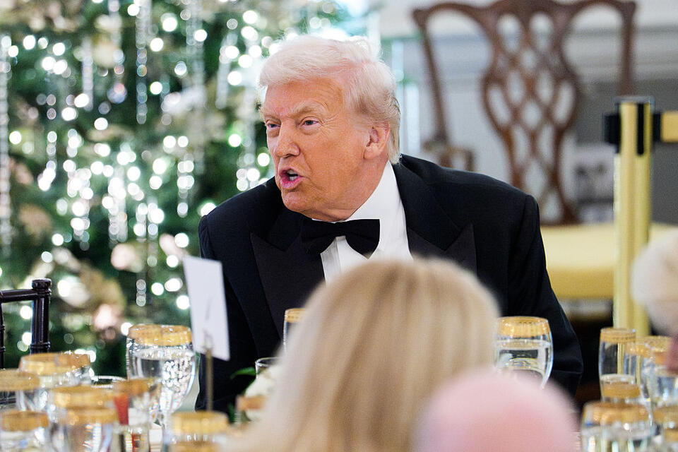 ‘Who’s That?’: Trump’s Private, Roped-Off Dinner Sparks Online Frenzy ...