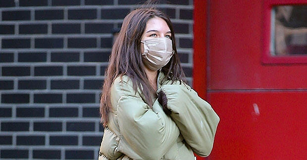 Suri Cruise, 15, Rocks Flared Jeans & Converse Sneakers While Out In NYC – Photo – NewsBreak