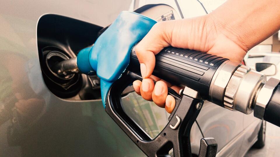 GasBuddy predicts gas trends for 2025 with Fuel Price Outlook NewsBreak