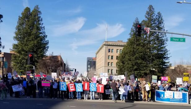 Thousands gather in Santa Rosa's Courthouse Square to protest fatal ICE ...