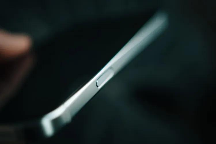 Titanium vs Aluminum Phone Frame Explained: Durability, Heat, Cost ...