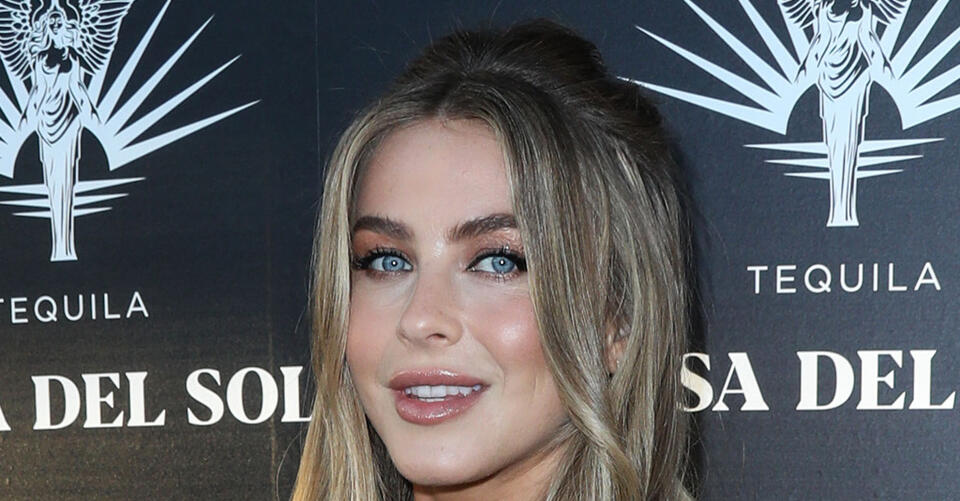 Julianne Hough Goes Sleek for a Workout in Snakeskin Print Sports Bra and Matching Leggings With Black Sneakers – NewsBreak