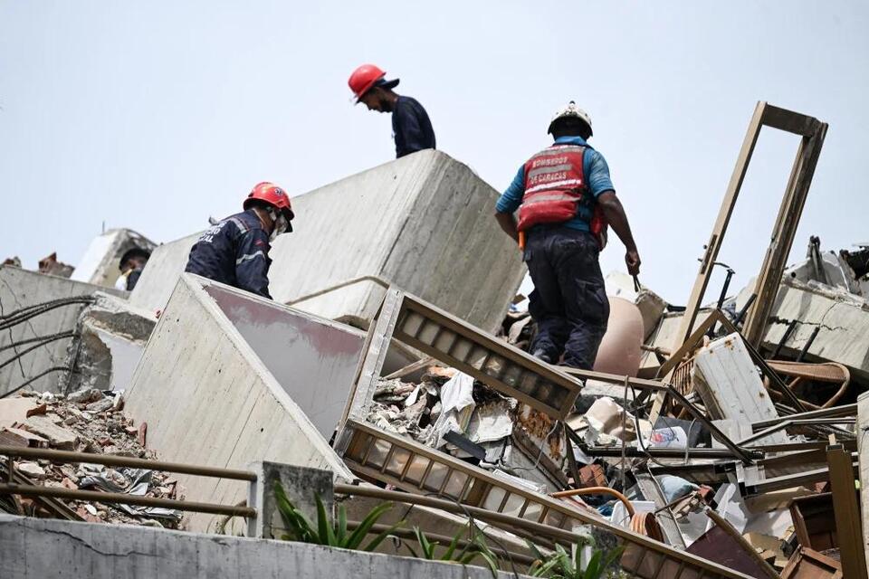 Venezuela's earthquake death toll reaches 3,535 as survivors look for missing relatives
