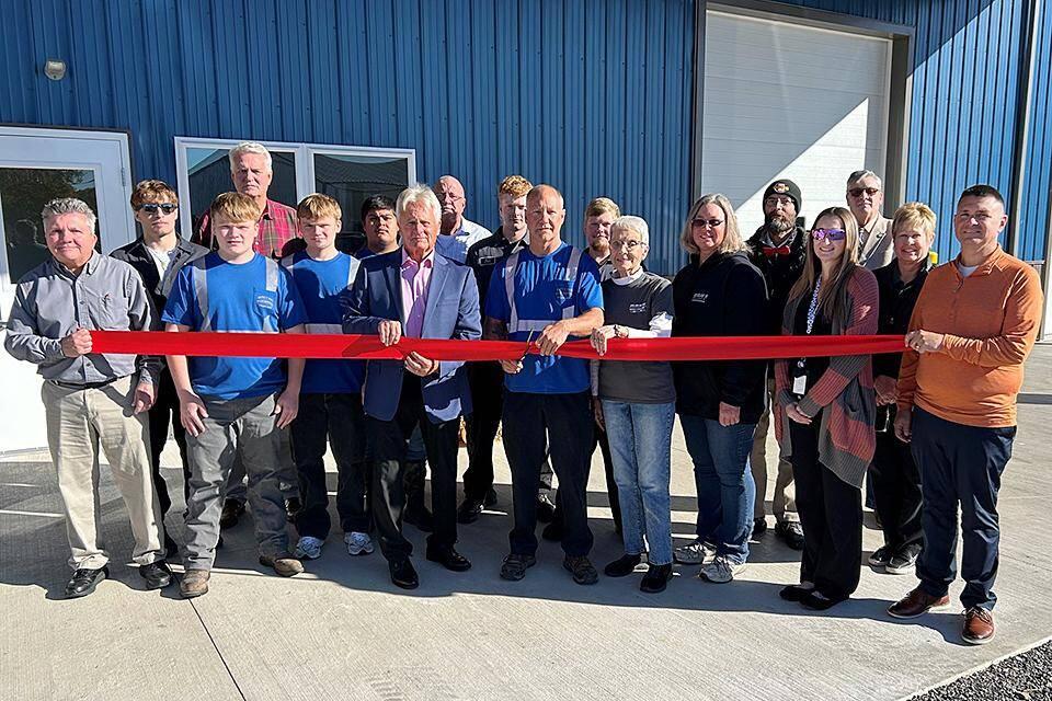 Rolling Thunder Truck Wash cuts ribbon - NewsBreak