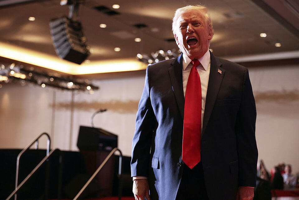 ‘It’s Huuuuuge!’: Trump’s Awkward Pants Bulge Sends the Internet ...