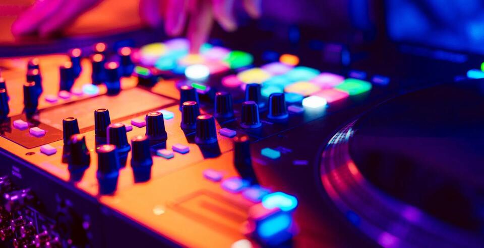 DJ Reveals She Lost Her Hearing in 1 Ear - NewsBreak