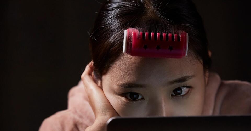 Wearing hair rollers in your bangs in public is the hot Gen Z look in South Korea. It signals a major shift in how women react to the pressure to be perfect. – NewsBreak