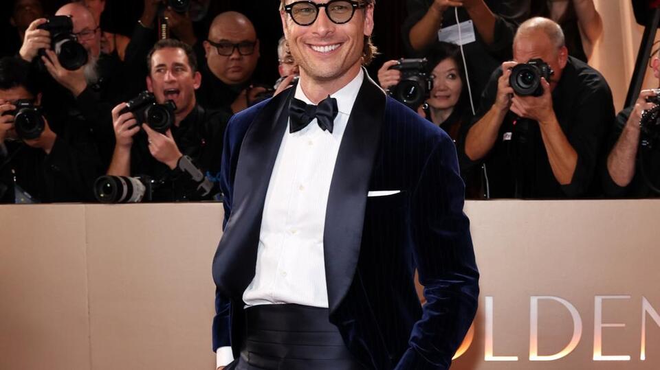 Glen Powell Poses Solo at Golden Globes Amid Michelle Randolph Romance ...