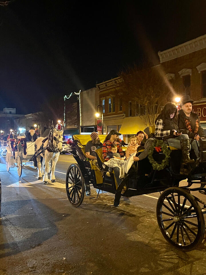 Statesville Christmas Parade 2022 Last Shop And Stroll In Statesville For The 2021 Season Tonight | Kim  Mckinney | Newsbreak Original