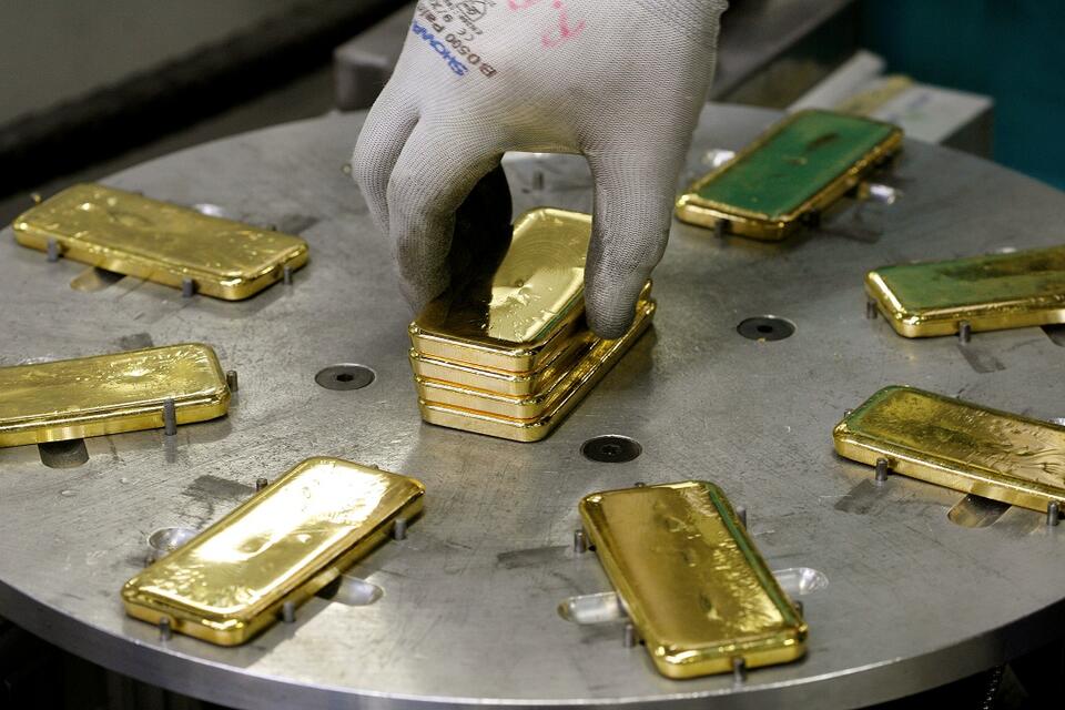 Gold Prices Surge Past $3,250 to Record Highs as Dollar Weakens and U.S ...