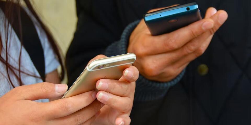 Cell phone use to be banned in SC schools by 2025 - NewsBreak