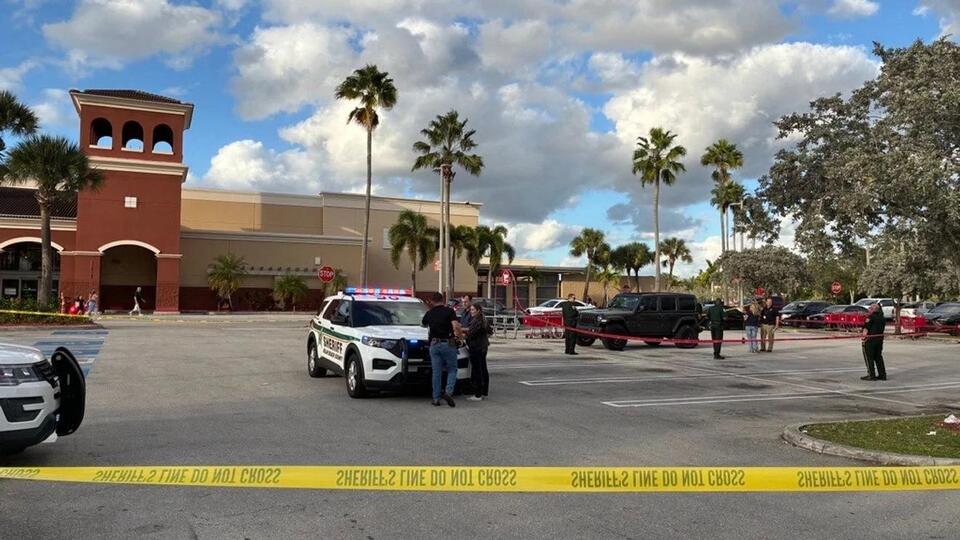 Ex-cop thwarts bank robbery suspect in failed carjacking at Royal Palm ...