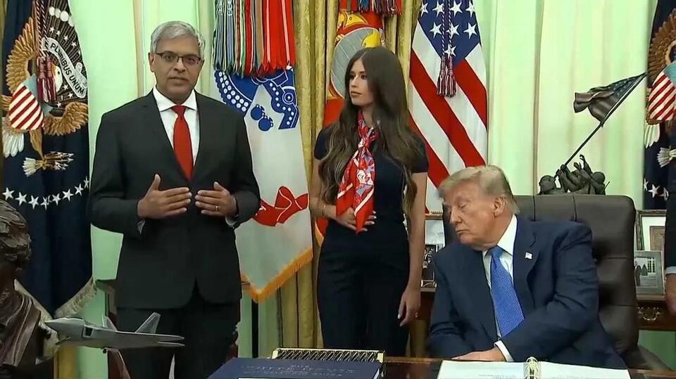 'Commander-in-Sleep': Trump appears to doze off again during Oval Office executive order signing