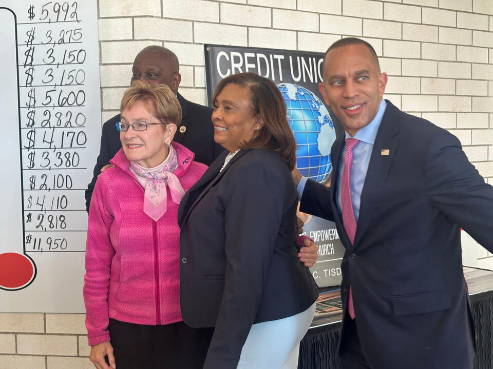 Jeffries says Democrats 'on the verge' of winning the House. It puts ...