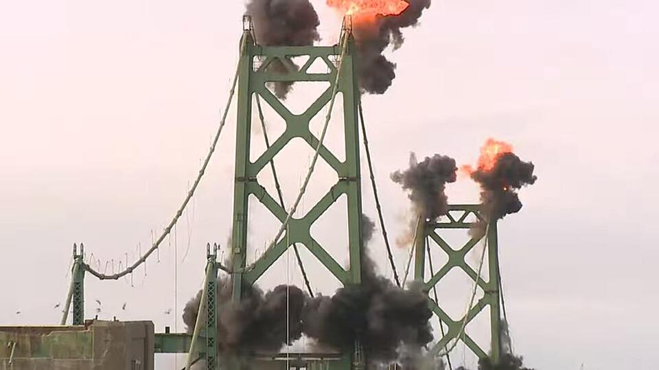 Explosives To Demolish Rest Of Old Bridge Between Iowa & Illinois ...