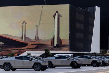 Exclusive-Musk and insiders to retain voting control of SpaceX after ...