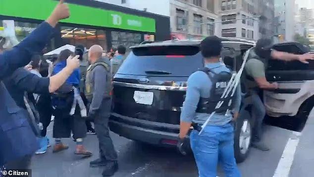 Chaos as ICE raids canal street marketplace in Manhattan - NewsBreak