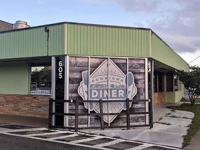 Locals Can’t Stop Raving About The Massive $10 Breakfast At This Tiny Florida Diner