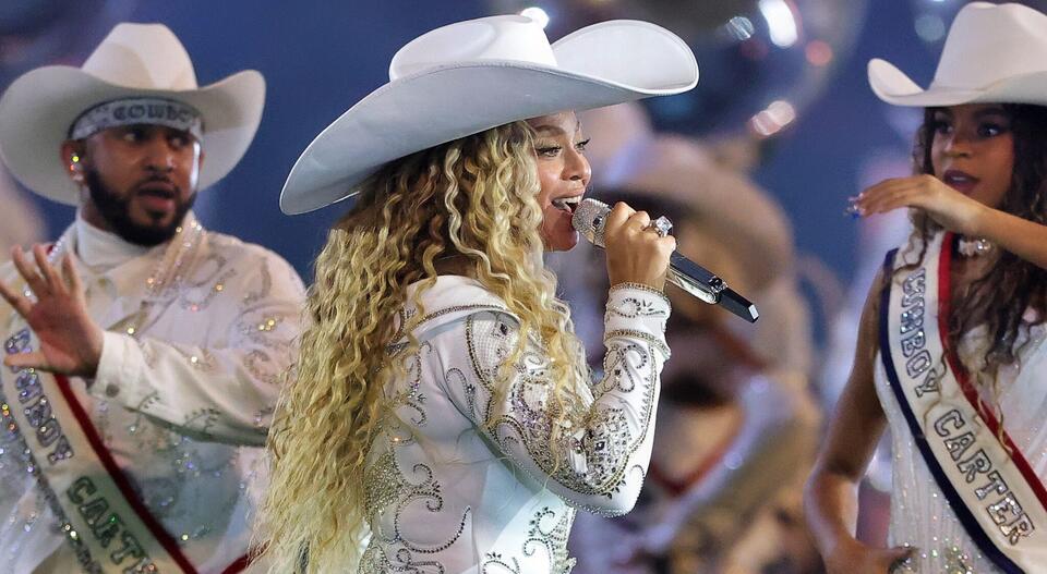“Where Is The Flag On Beyoncé“: Social Media Is Destroying The NFL ...