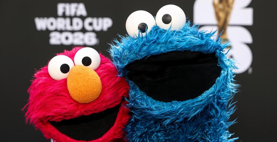 Knicks Fans Put Elmo's Head on a Spike in Bizarre NBA Championship ...