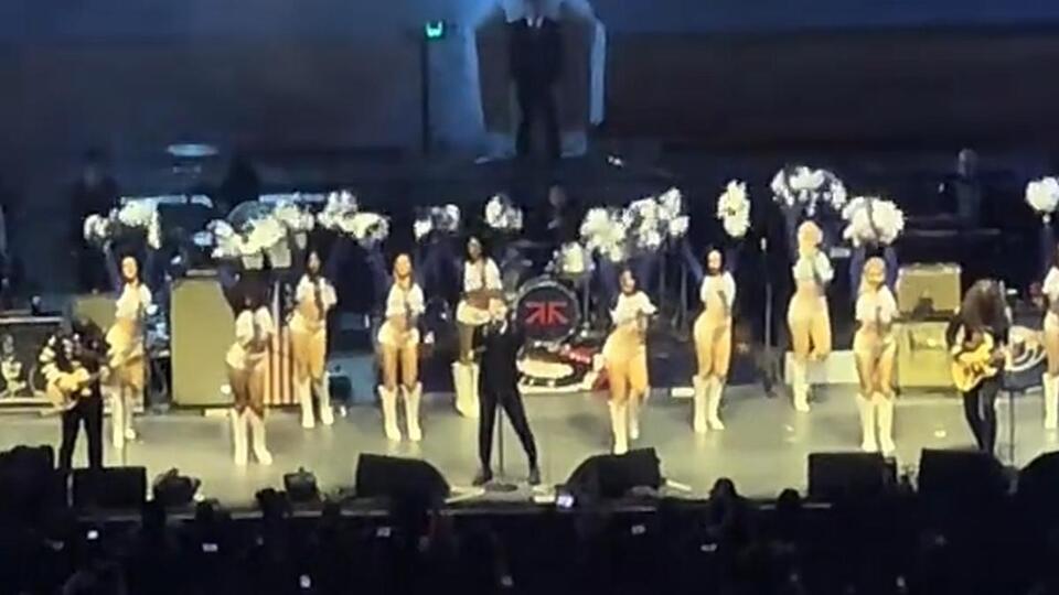 My Chemical Romance Bring Out “Dallas Cowboys Cheerleaders” at ...