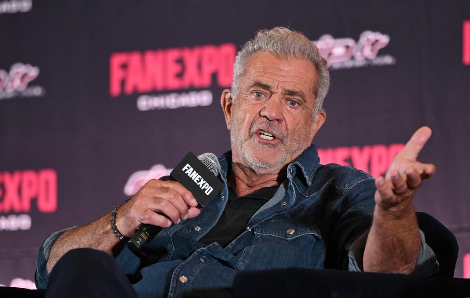 Mel Gibson apologises for mocking sign language interpreter ...