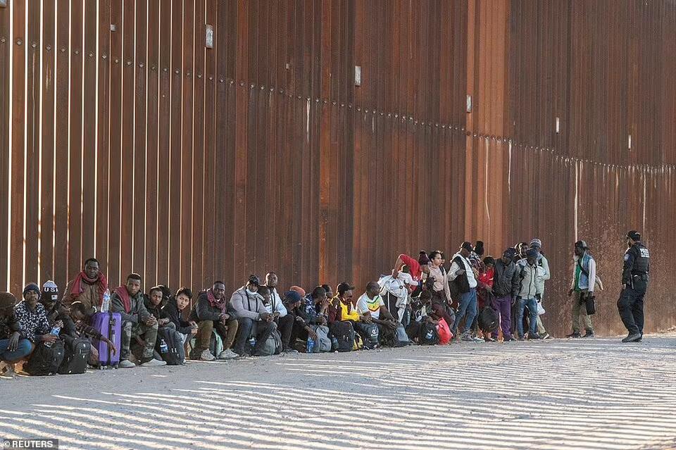 Shocking moment thousands of migrants line train track in Mexico ...