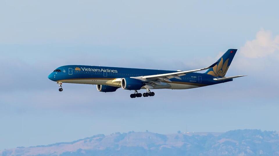 Boeing Plane Hits Light Poles in Near ‘Disaster’ Take-Off