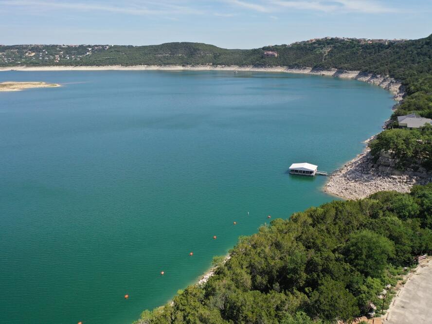 People, pets advised to avoid algae in Lake Travis following dog death