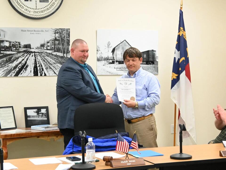Town of Beulaville gives Long Leaf Pine Award to retiring police chief