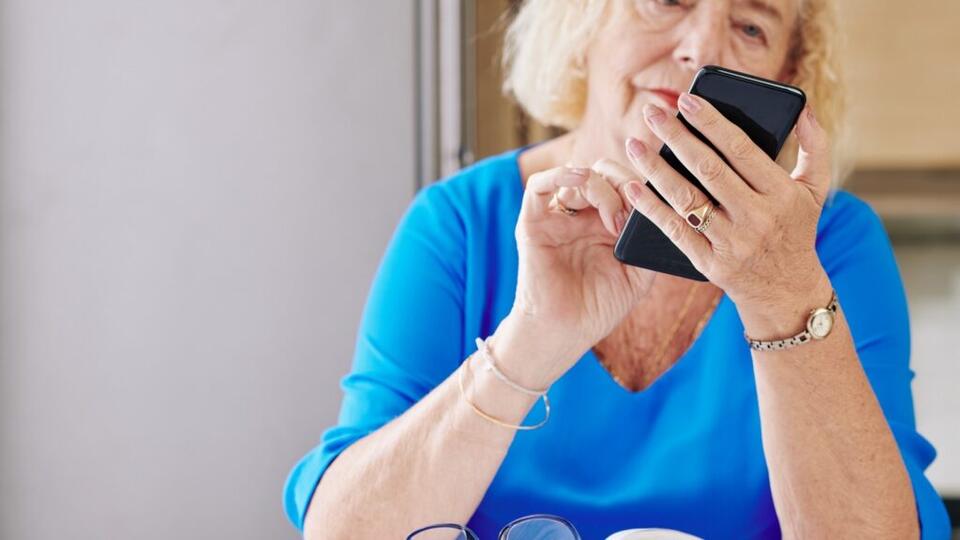 Medicare warns of a fake “new card” text from code 42474 as open ...