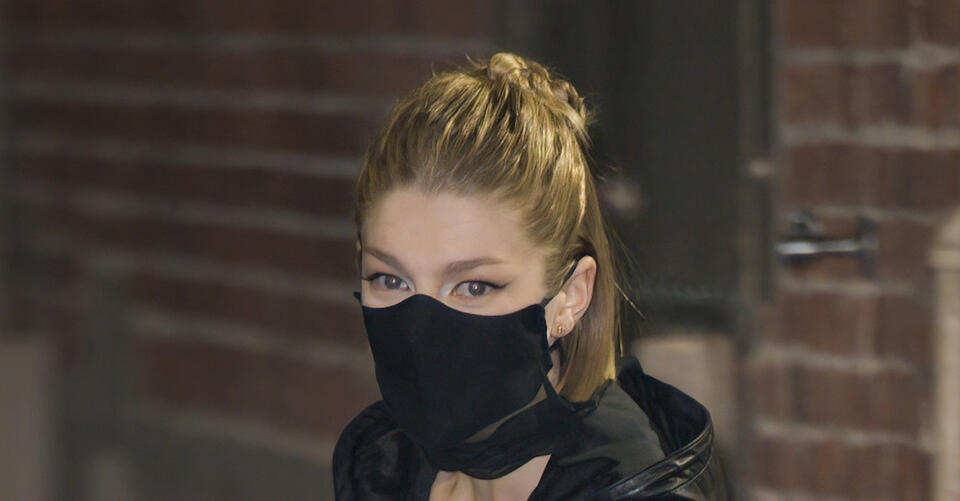 Hunter Schafer Adds a Rugged Touch to a Nude Vera Wang Tulle Dress With Combat Boots for ‘Jimmy Kimmel’ – NewsBreak