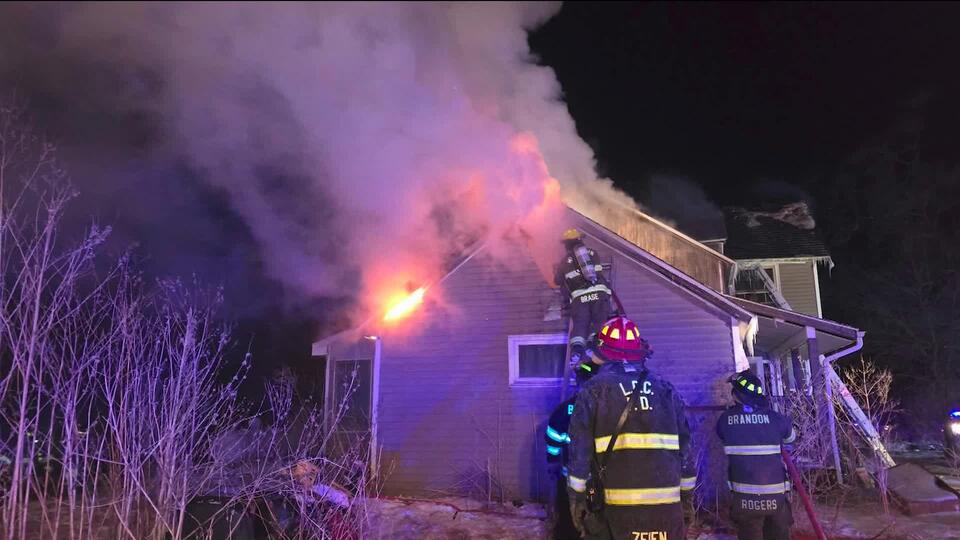 Iowa fire crews battle blaze in sub-zero temperatures - NewsBreak